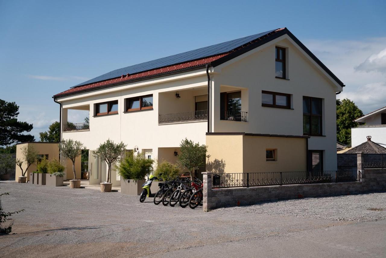 Apartments Kras 24 With Pool Sežana Eksteriør billede