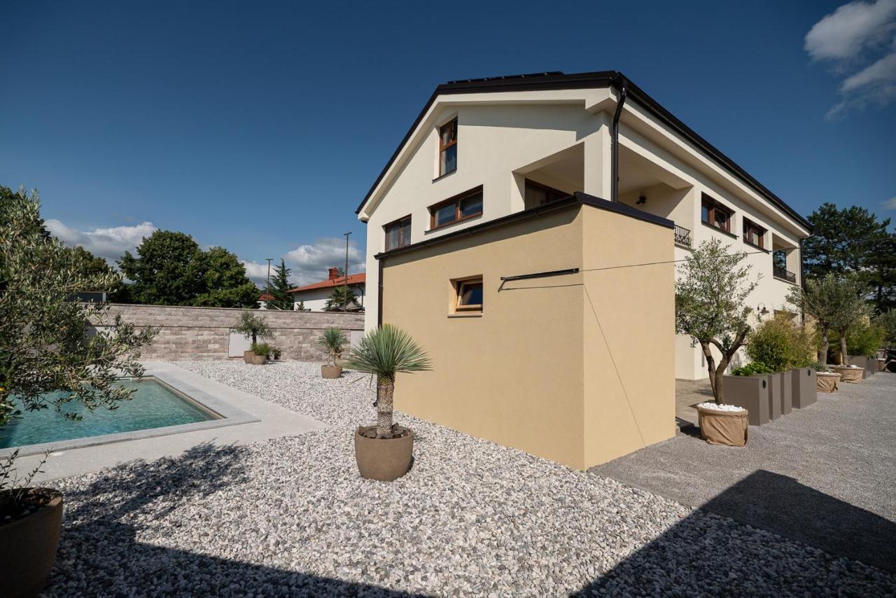 Apartments Kras 24 With Pool Sežana Eksteriør billede