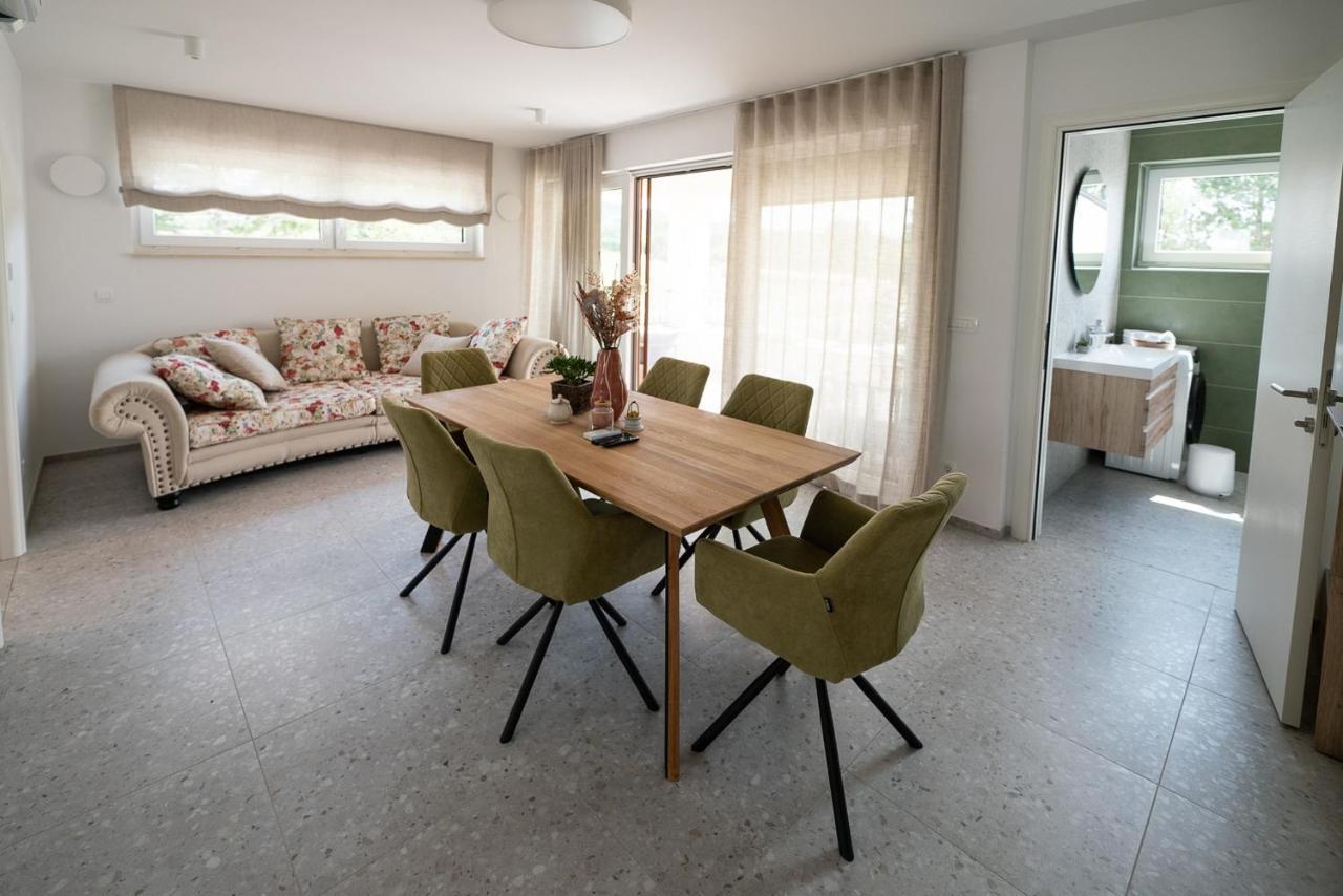 Apartments Kras 24 With Pool Sežana Eksteriør billede
