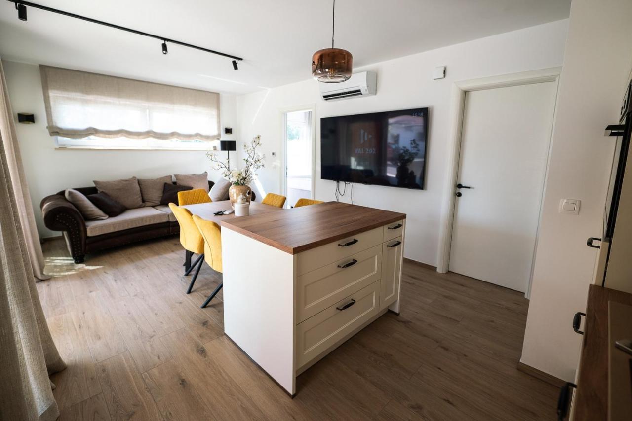 Apartments Kras 24 With Pool Sežana Eksteriør billede